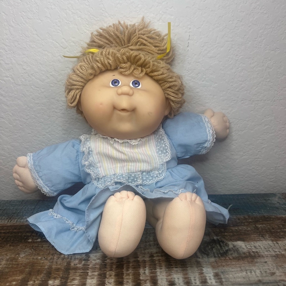 Charming Cabbage Patch Doll with Blonde Hair - Picture 2 of 7